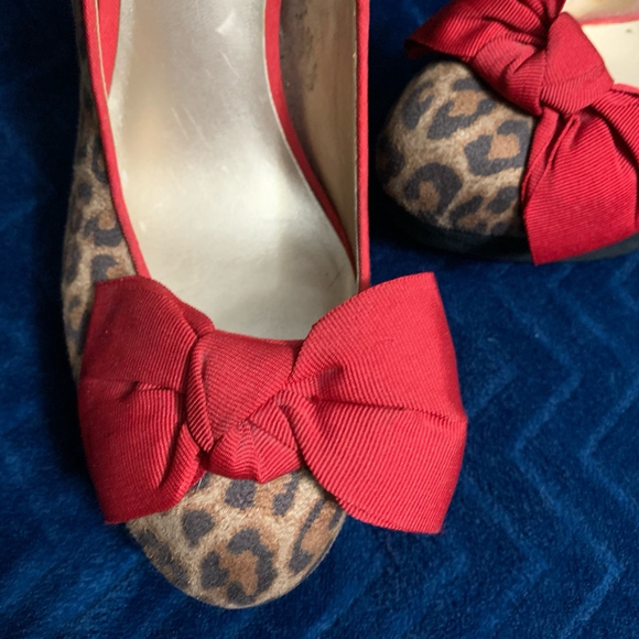 Women's Guess Heels, Size 10M, Leopard Print, Red Bow - Picture 4 of 9